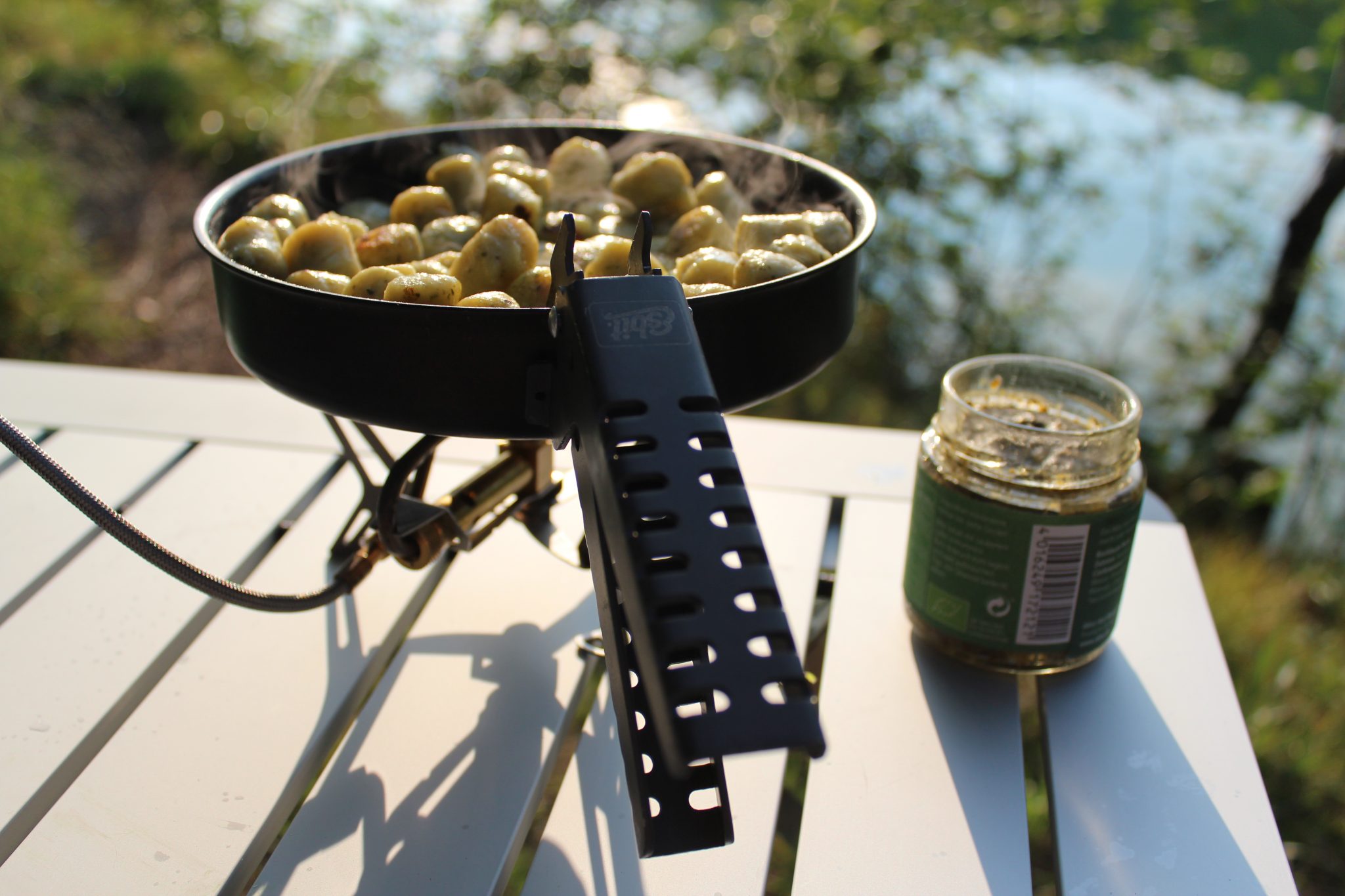 Gnocchi mit Pesto auf dem Campingkocher
