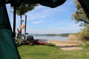 Zelten in Bayern - Camping Stein Zelt mit Ausblick auf Simssee und Berge im Hintergrund