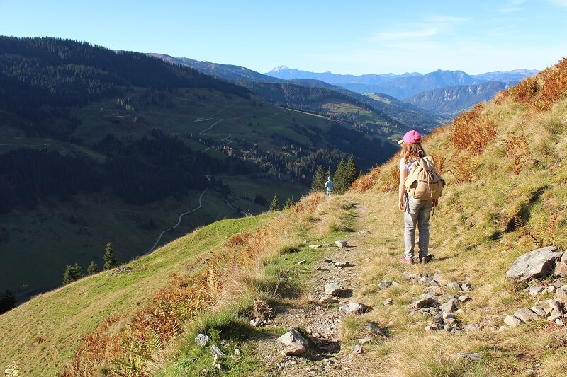 Camping in Österreich ist perfekt für Wanderurlaube - Kinder beim Wandern mit Bergblick