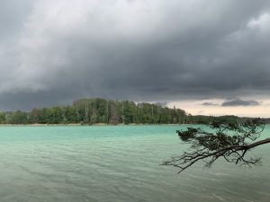 Zelten bei Gewitter - Aufziehendes Gewitter übern See mit Sturm