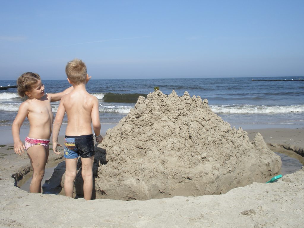 Ostsee Usedom Sandburg und Kinder beim Zelten an der Ostsee