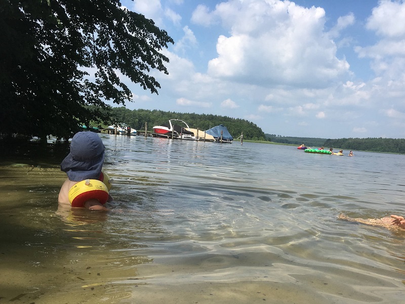 Badestelle und zwei Kinder vom Naturcampingplatz Kanucamp Canow