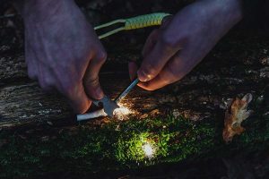 Feuerstarter beim Feuermachen von Wikatech