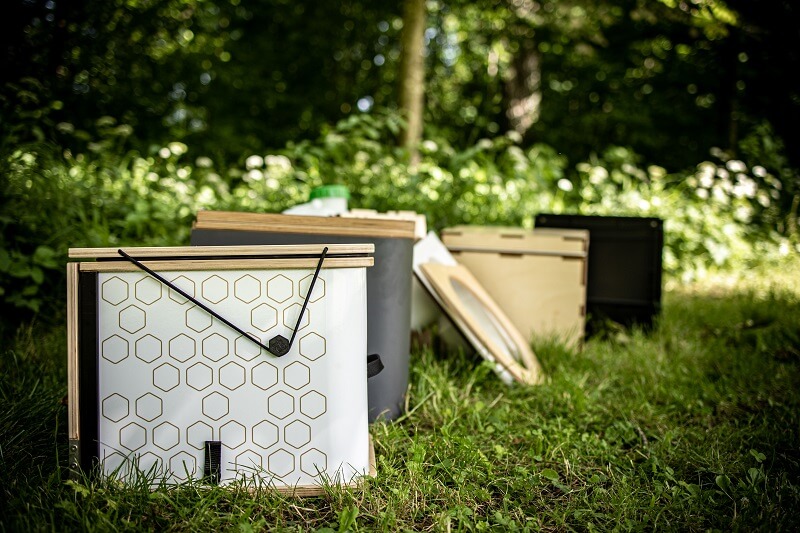Camping-Trenntoiletten im Test auf einer Wiese vom Zeltplatz
