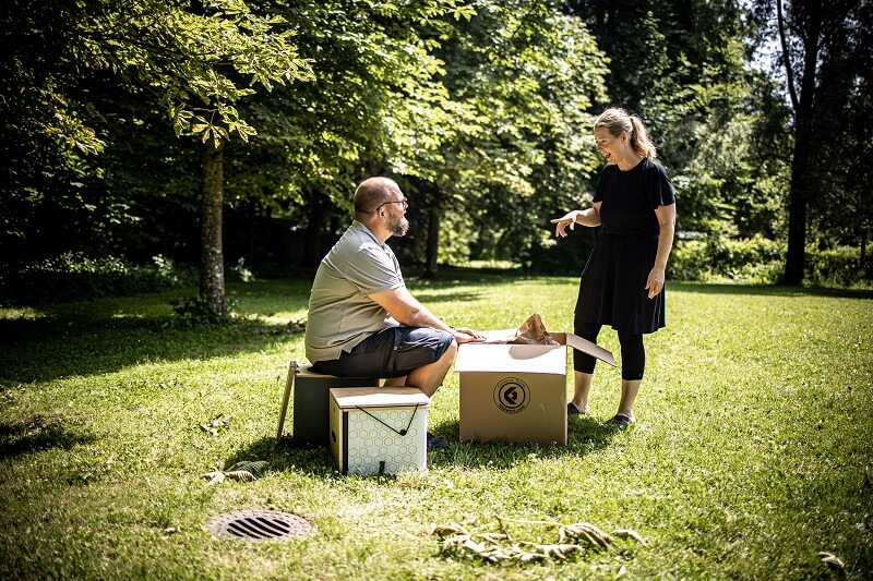 Campingtrenntoiletten beim Zeltkindertreffen getestet von Frau und Mann