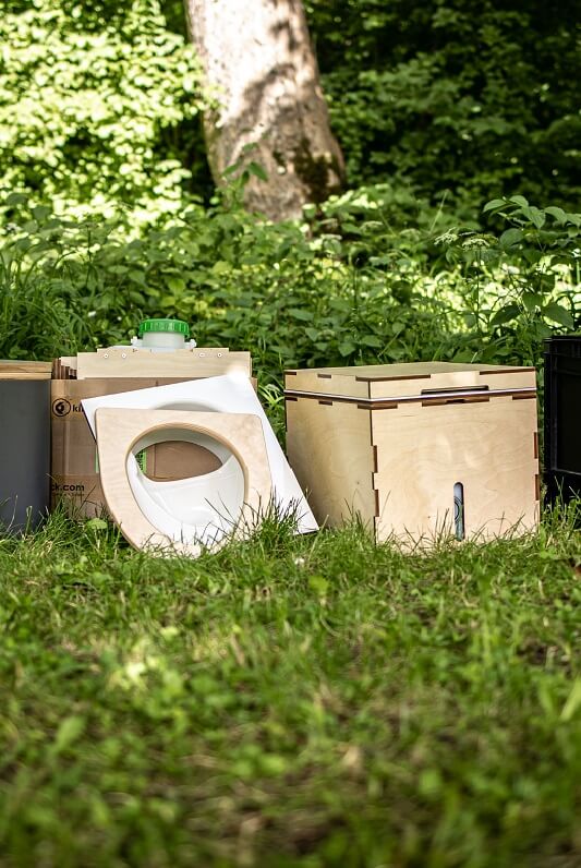 Zwei Camping-Trenntoiletten von Kildwick Bausatz und ferti