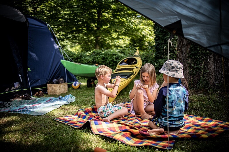 Kinder beim Campen und Draußen spielen