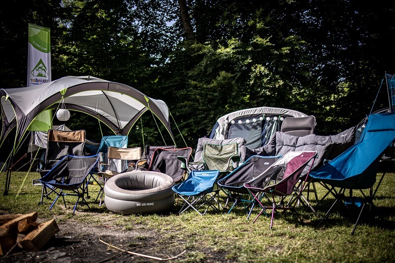 Campingausrüstung und Campingstühle beim Camping-Produkttests der Zeltkinder