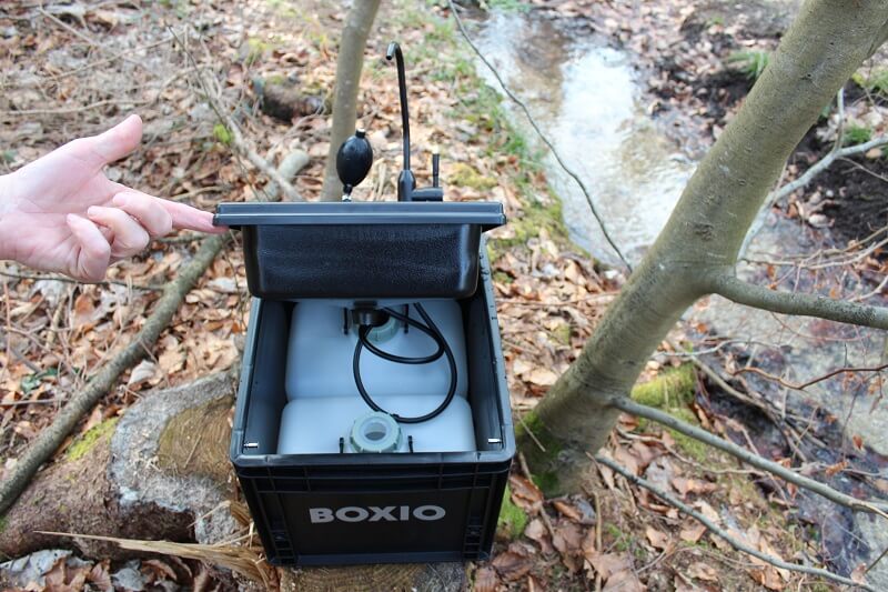 Camping-Waschbecken von Boxio mit Einblick zu den Tanks