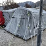 Raureif auf dem Busvorzelt, Wiese und den Abspannleinen