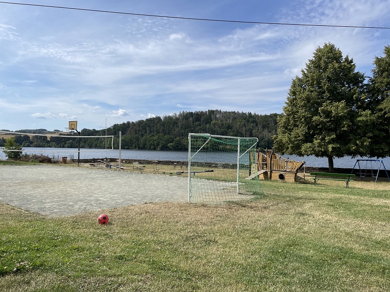 Jugendherberge Taltitz Fussballplatz und Spielplatz am Wasser