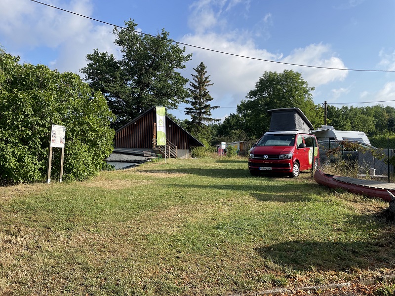 Jugendherberge Taltitz Zeltwiese mit Bus und Dachzelt