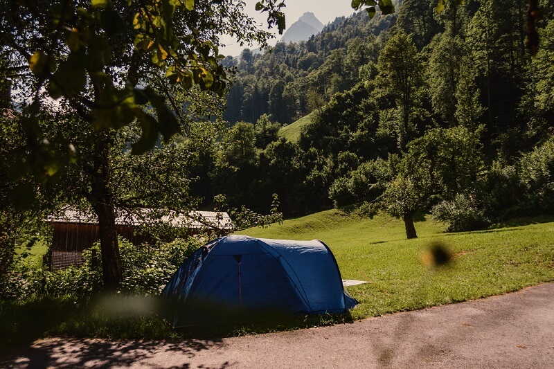 Zelt mitten auf dem schweizer Biohof Tschingelgut mit Bergblick