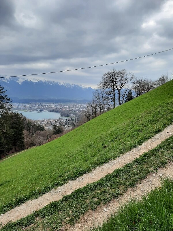 Campen in der Schweiz: Stellplatz mit Berg und Seeblick