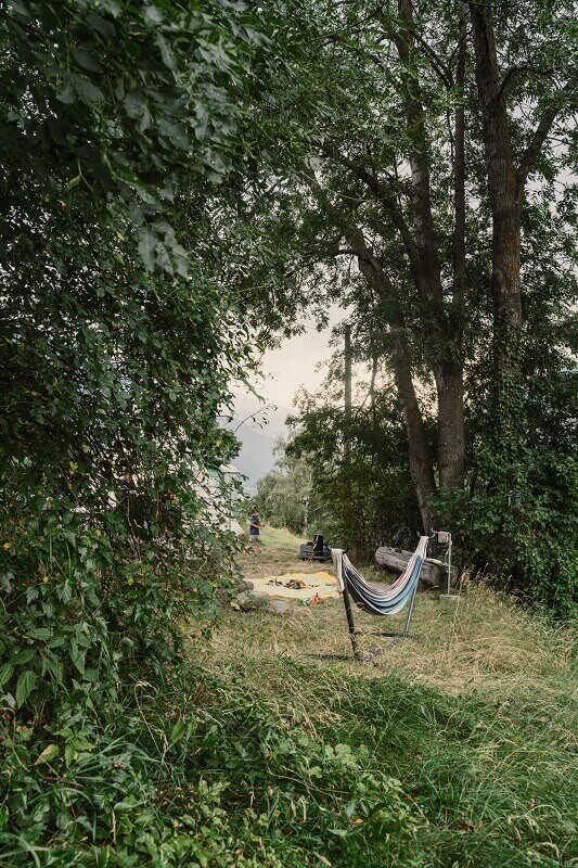 Zelten in der Schweiz: Hängematte im Terrassencamp von Nomady