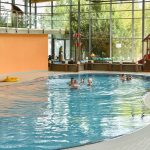 Hegi Campingplatz Erlebnis-Hallenbad mit großem Becken und Familien beim Baden