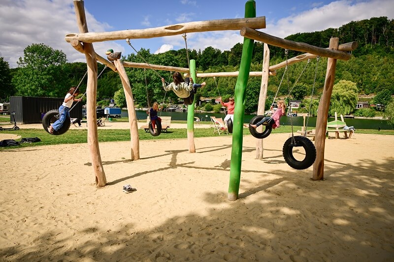 Ueberland_Vlotho_Campingplatz_Spielplatz mit Reifenschaukeln Ueberland_Vlotho_Campingplatz_Spielplatz mit Reifenschaukeln