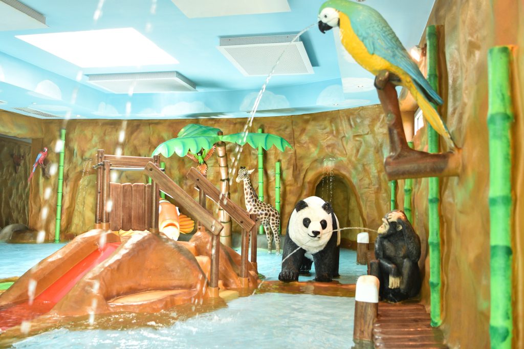 Hallenbad mit Kleinkind-Wassserspielplatz mit Panda und anderen Tieren