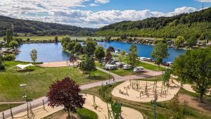 Luftaufnahme Überland Vlotho Campingplatz mit See, Camper und Spielplätze