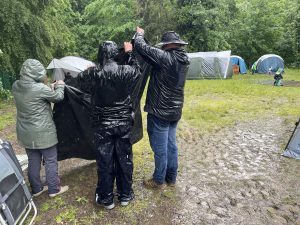 Zelten bei Regen Camper helfen sich