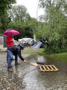 Zelten bei Regen überfluteter Gulli