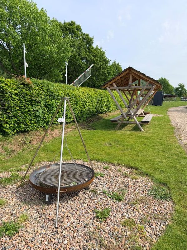 Überland Vlotho Campingplatz Zeltwiese mit Feuerschale und Dreibein