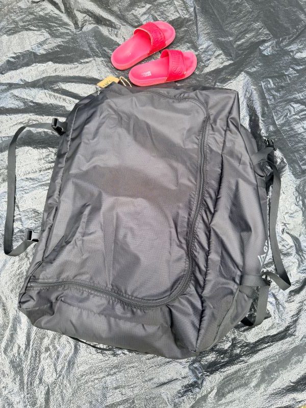 Packmass und Tasche vom leichtem Dachzelt Groenberg im Vergleich zu Badelatschen